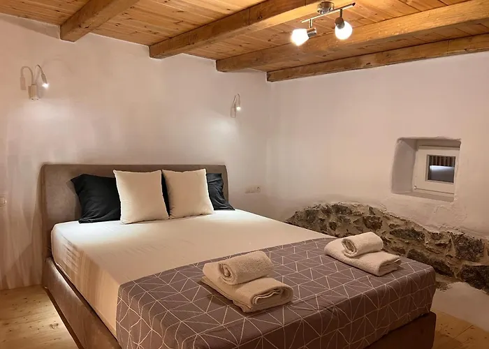 Gala Loft Traditional Stone House * Galanado